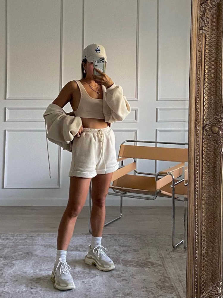 look monocromático bege com boné, cropped, blusa de frio e shorts