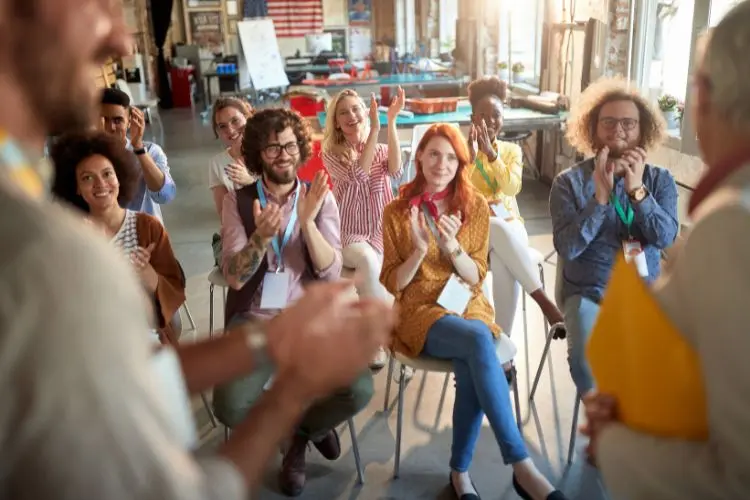 Profissionais recebendo uma aula no ambiente de trabalho