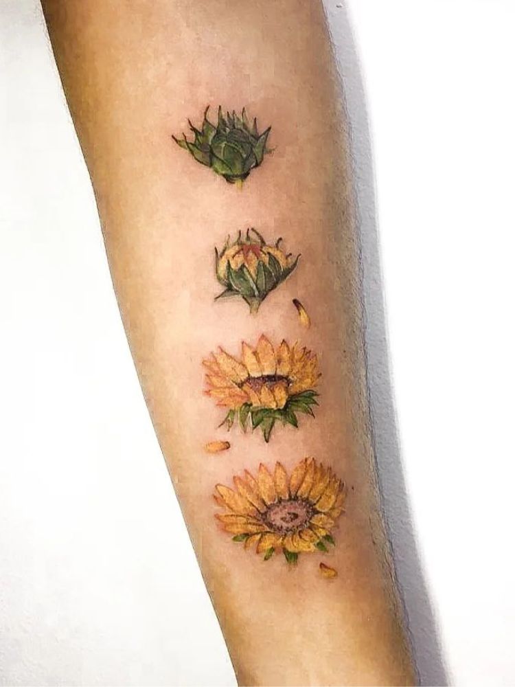 Foto de tatuagem com girassol desabrochando. 