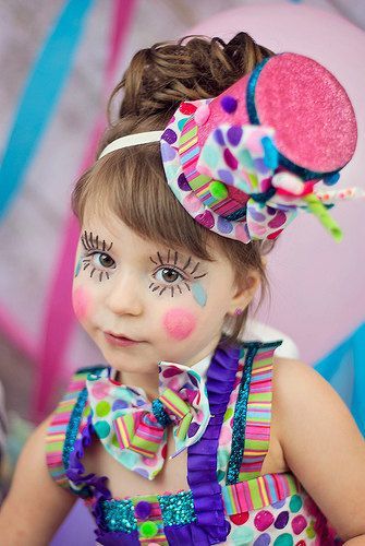 Menina com maquiagem grandes cílios para festa junina, palhacinha