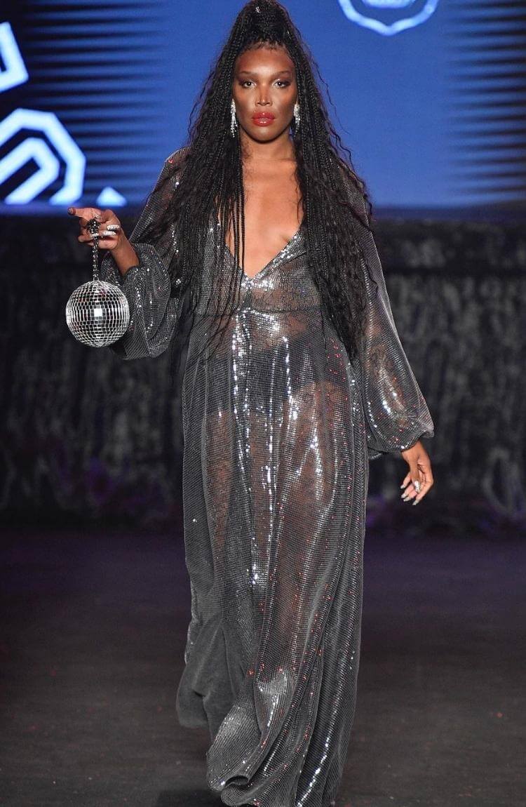 vestido com brilho e bolsa de globo espelhado