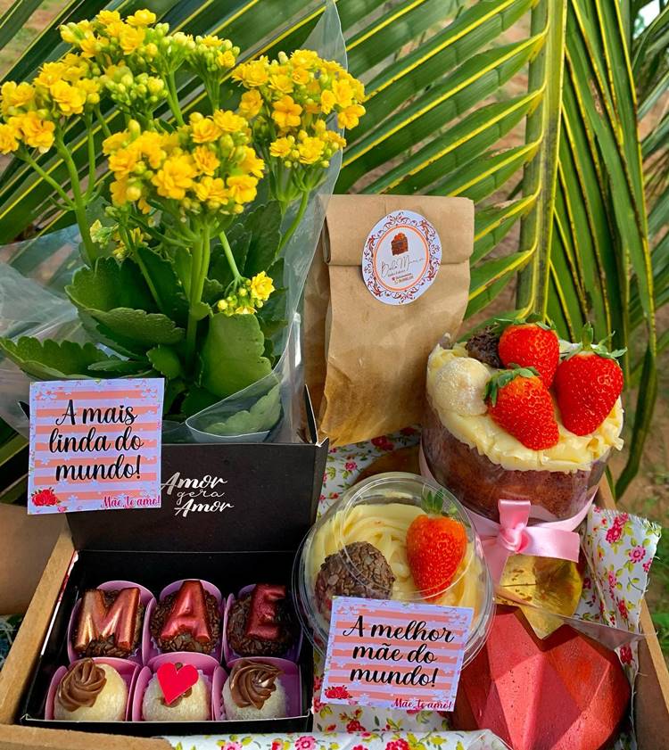 Cesta premium para Dua das Mães, com bolo artesanal de morando, doces brigadeiros, flor