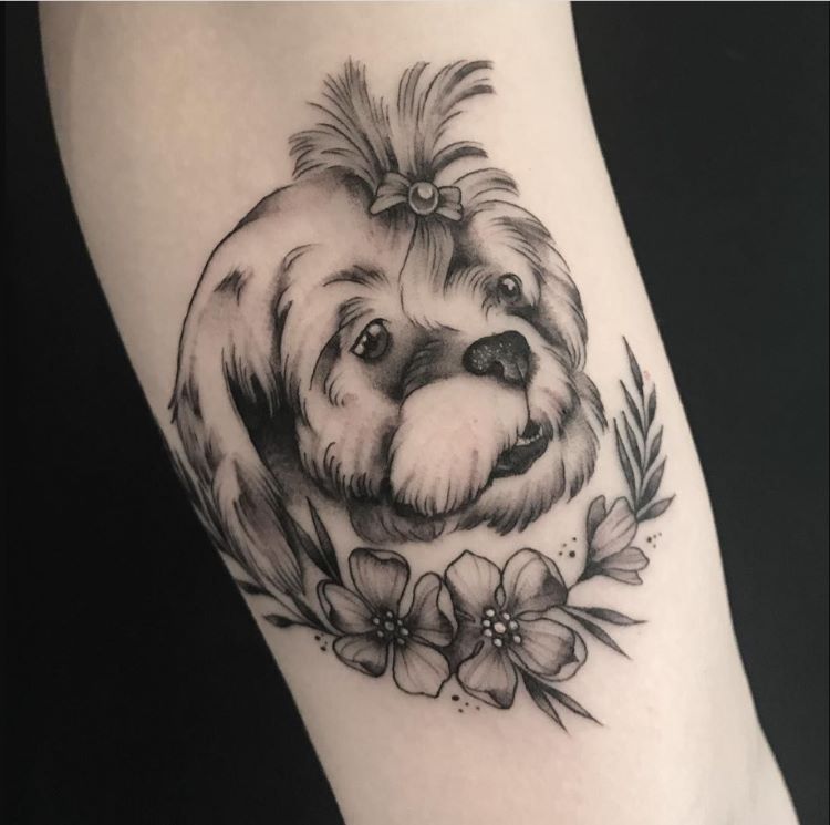 tatuagem feminina no braço/ cachorros