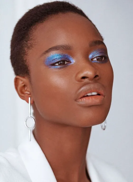 Make sombra azul iluminada