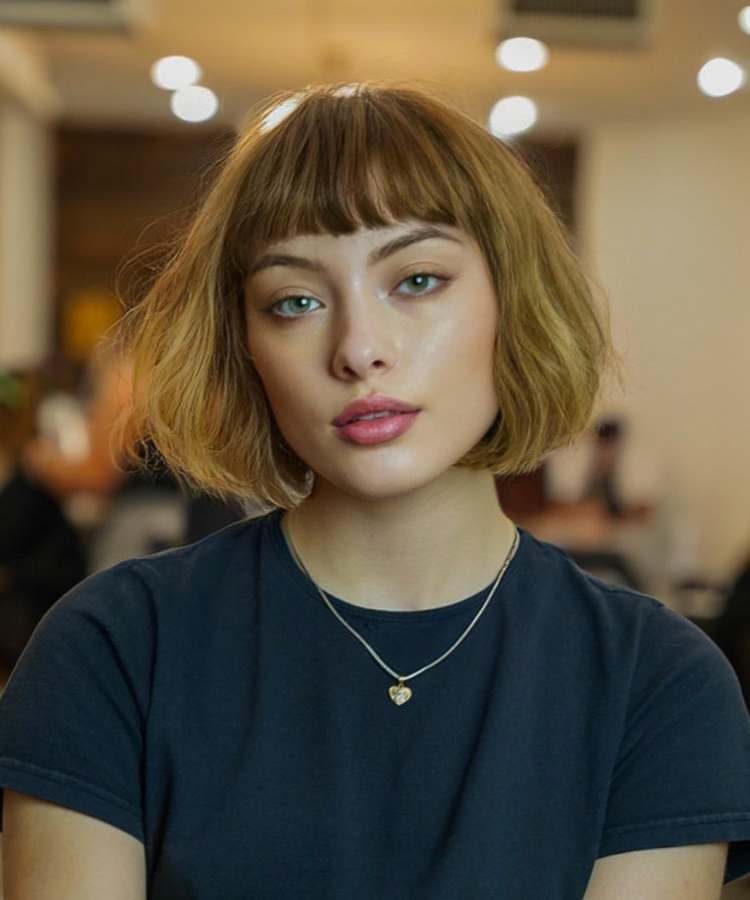 Corte curto com franja mulher cabelo loiro ondulado