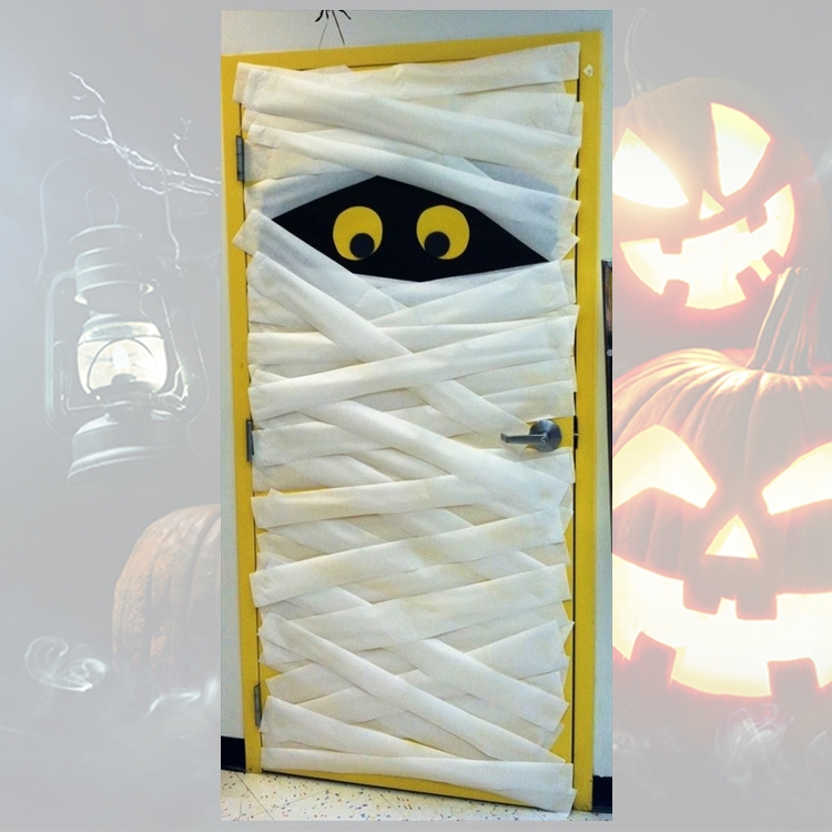 Foyo de porta amarela com papel simulando múmia com olhos