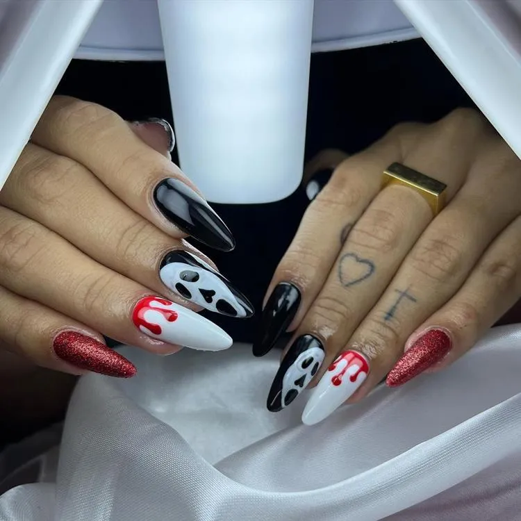 unha grande amendoada de halloween com sangue, glitter e personagens do terror