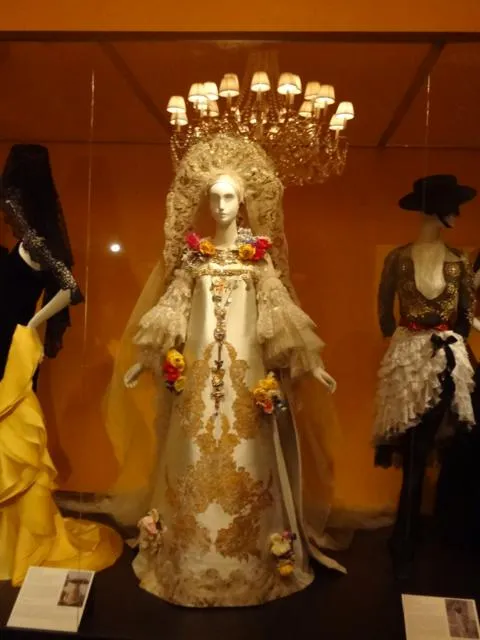Glory of Spanish Dress (29)