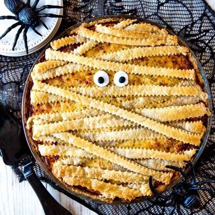 torta em formato de múmia com olhos colados