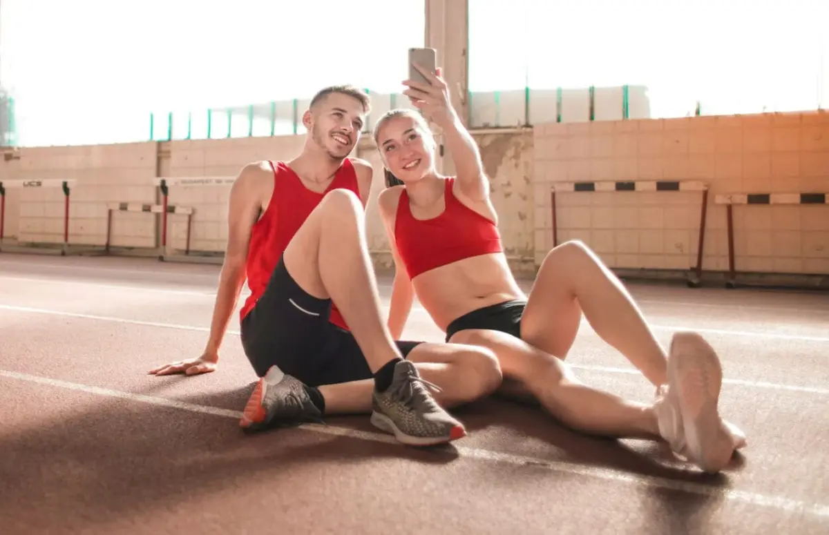 Casal fazendo self com roupas de exercicio - Onda fitness