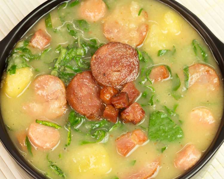 Caldo verde com couve, linguiça e bacon - receitas de festa junina