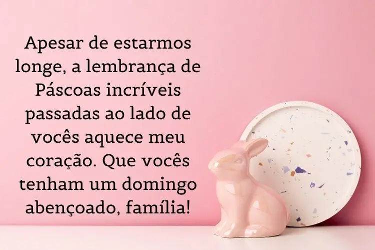 Foto de fundo rosa com decoração de coelho e frase: Apesar de estarmos longe, a lembrança de Páscoas incríveis passadas ao lado de vocês aquece meu coração. Que vocês tenham um domingo abençoado, família!