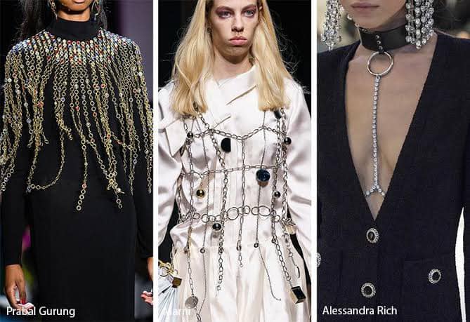 Looks com correntes nas passarelas