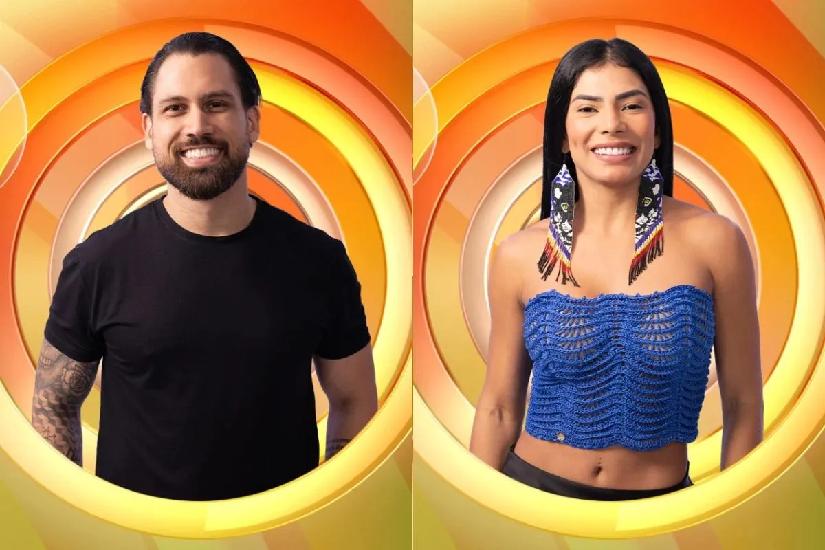 Homem e mulher sorridentes em estúdio, posicionados lado a lado, com fundo laranja circular e iluminação profissional