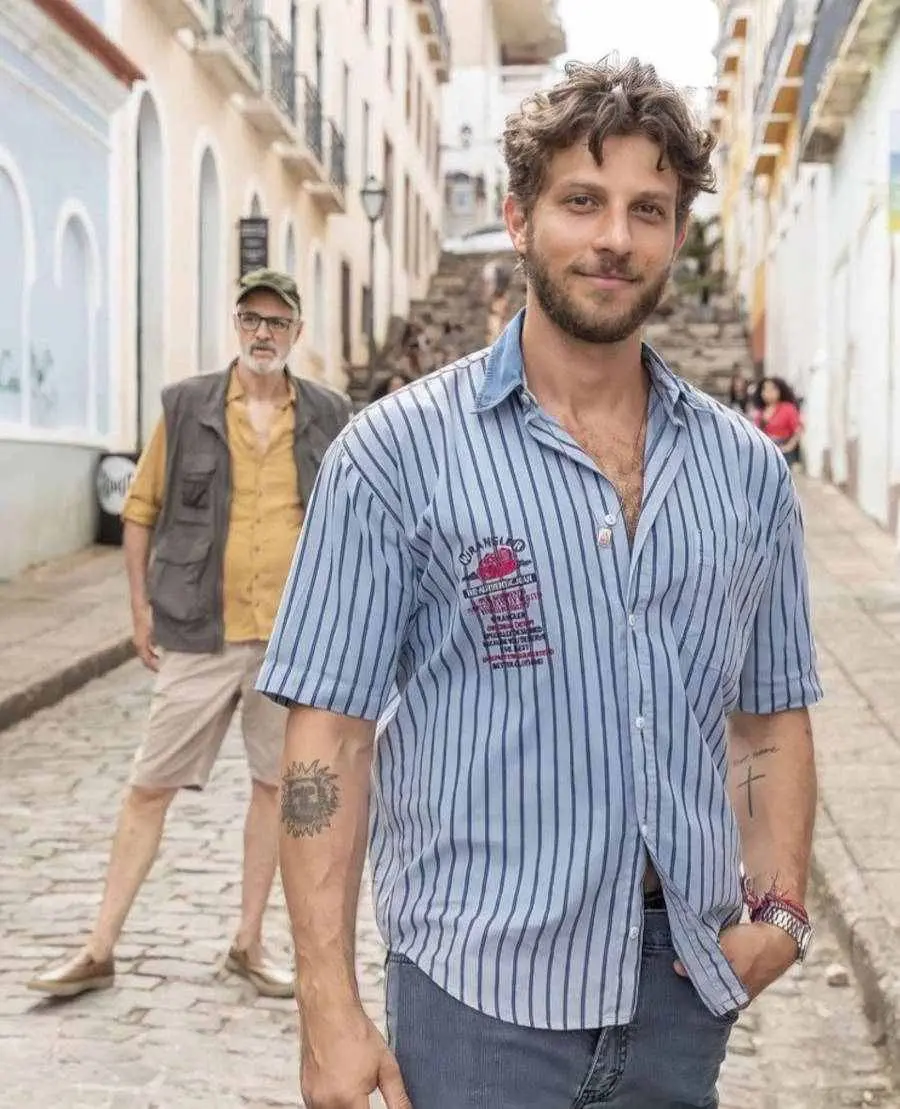 Foto de Chay Suede como Ari, de Travessia, com destaque em sua tatuagem de leão