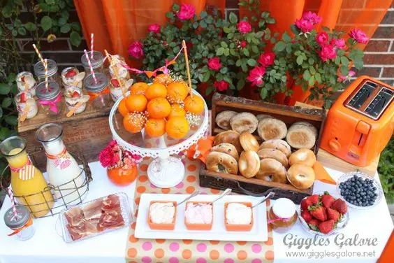 Mesa decorada brunch com dunnests e frutas
