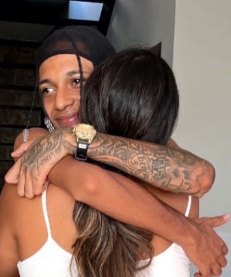 Foto de Oruam dando um abraço em sua mãe, Márcia Gama