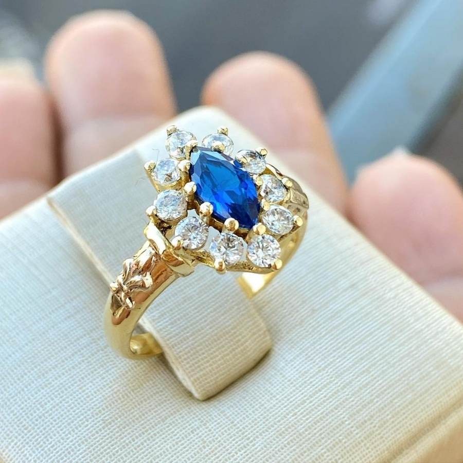 Anel de formatura em ouro e com pedra azul