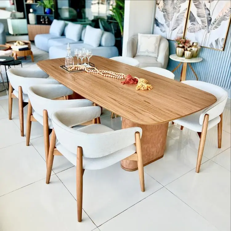 Jogo de cadeiras brancas com mesa de madeira e pé em couro