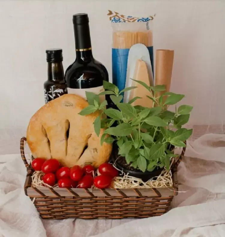 cesta de Natal com vinho, azeite, macarrão, tomate, manjericão, etc 