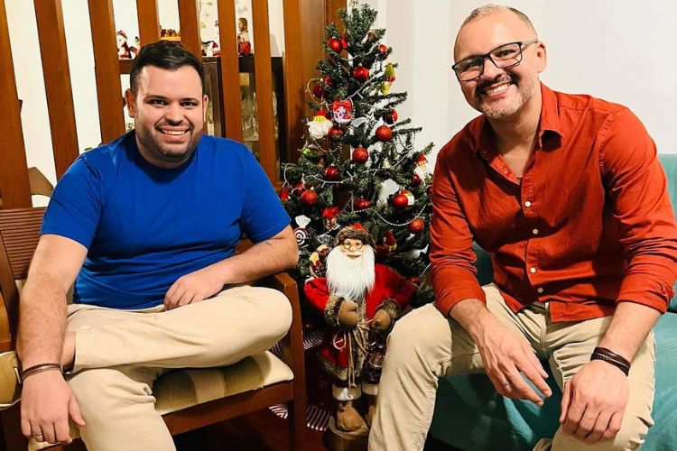Foto do participante Michel, do BBB 24, com seu namorado Renato