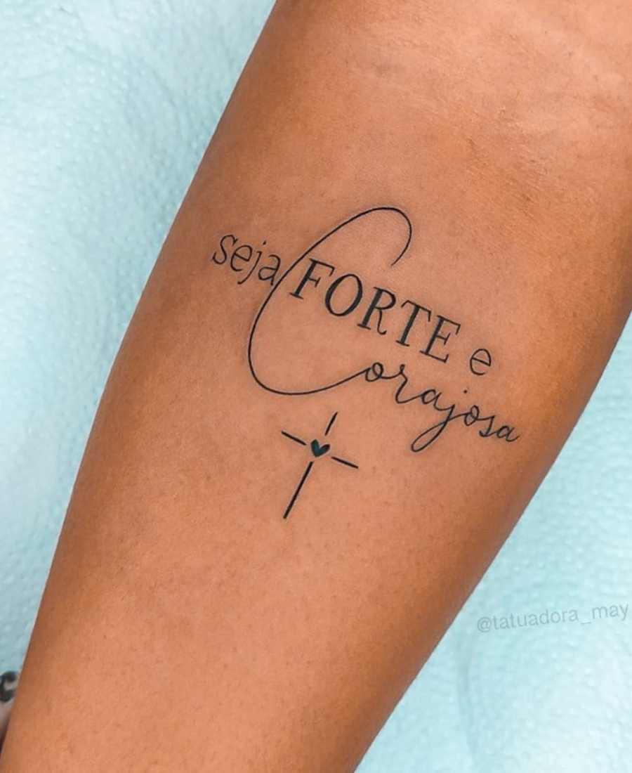 foto de tatuagem de frase religiosa.