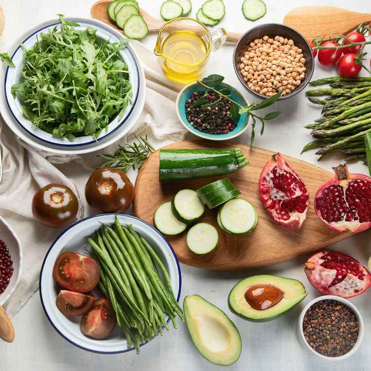 alimentos para uma dieta vegana saudável em fundo branco