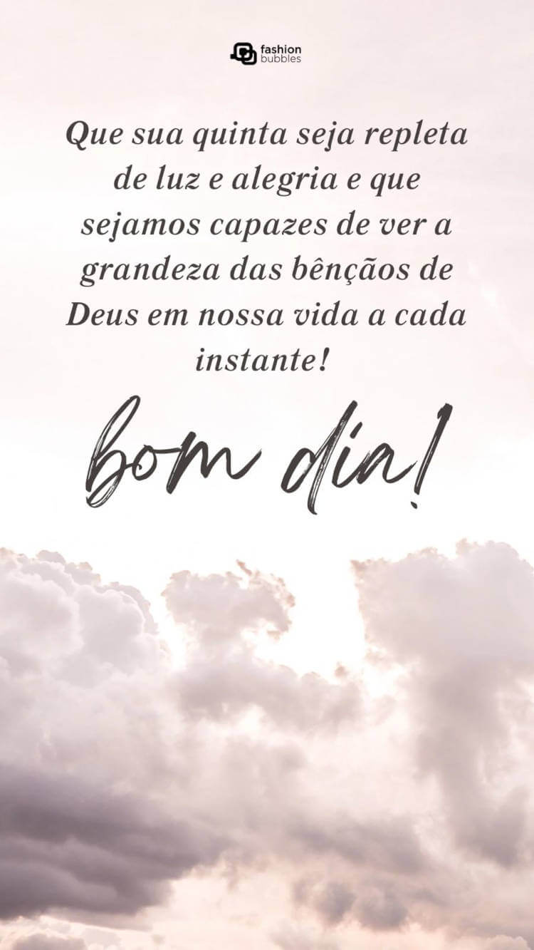 Cartão virtual com foto de nuvens e mensagem "Que sua quinta seja repleta de luz e alegria e que sejamos capazes de ver a grandeza das bênçãos de Deus em nossa vida a cada instante! Bom dia!"