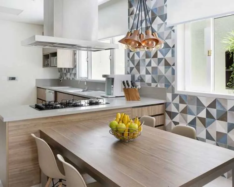 Cozinha americana com mesa integrada