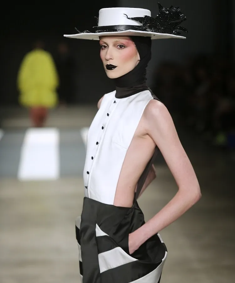 Foto de modelo usando look de alfaiataria branco e preto no desfile de chapéus de Davi Ramos no SPFW N60