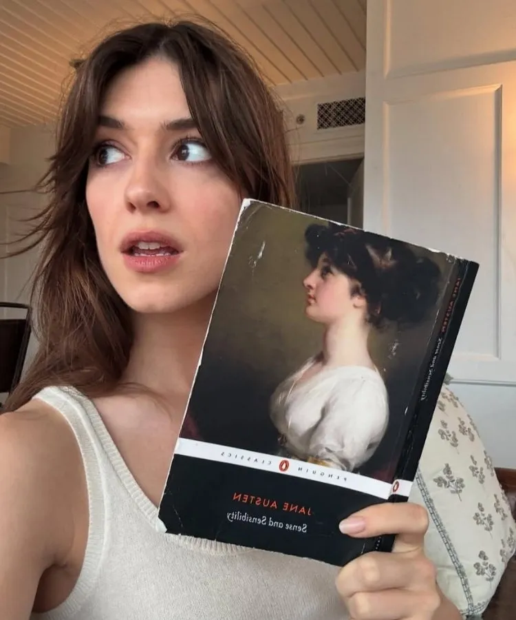 Atriz Daisy Edgar-Jones lendo livro Razão e Sensibilidade ao se preparar para estrear um dos filmes de moda de 2026