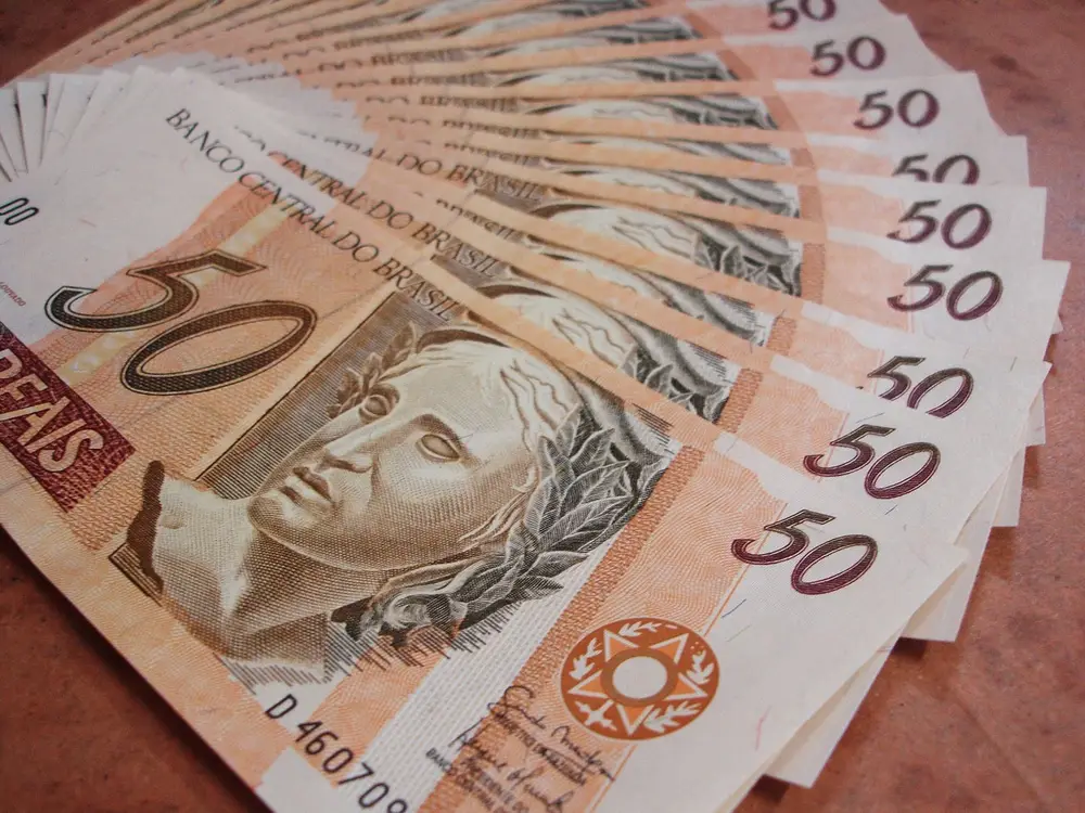 Foto de diversas notas de R$50