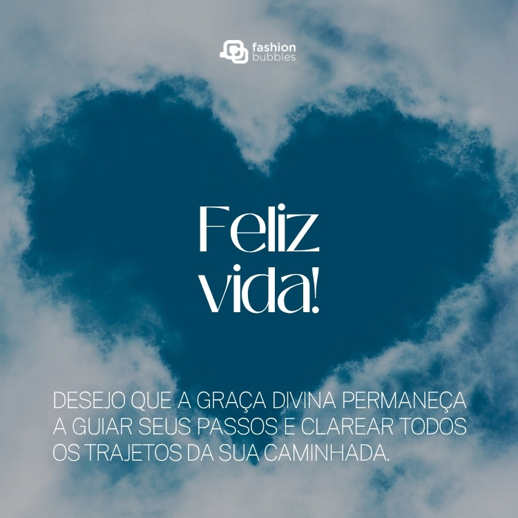 Foto de coração em meio às nuvens e frase: Desejo que a graça divina permaneça a guiar seus passos e clarear todos os trajetos da sua caminhada. Feliz vida! 