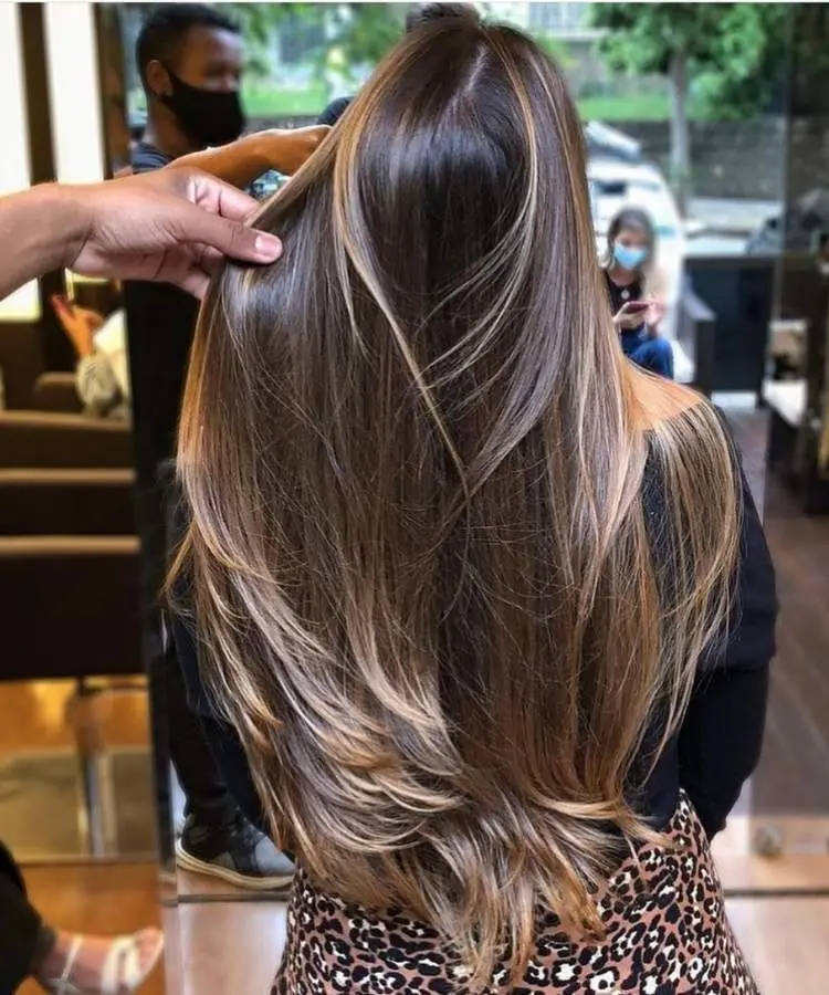 corte de cabelo longo liso.