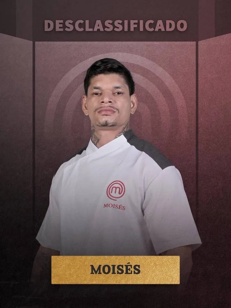 Montagem com foto de Moisés do MasterChef Profissionais 2023 em fundo avermelhado com escrito "Desclassificado"