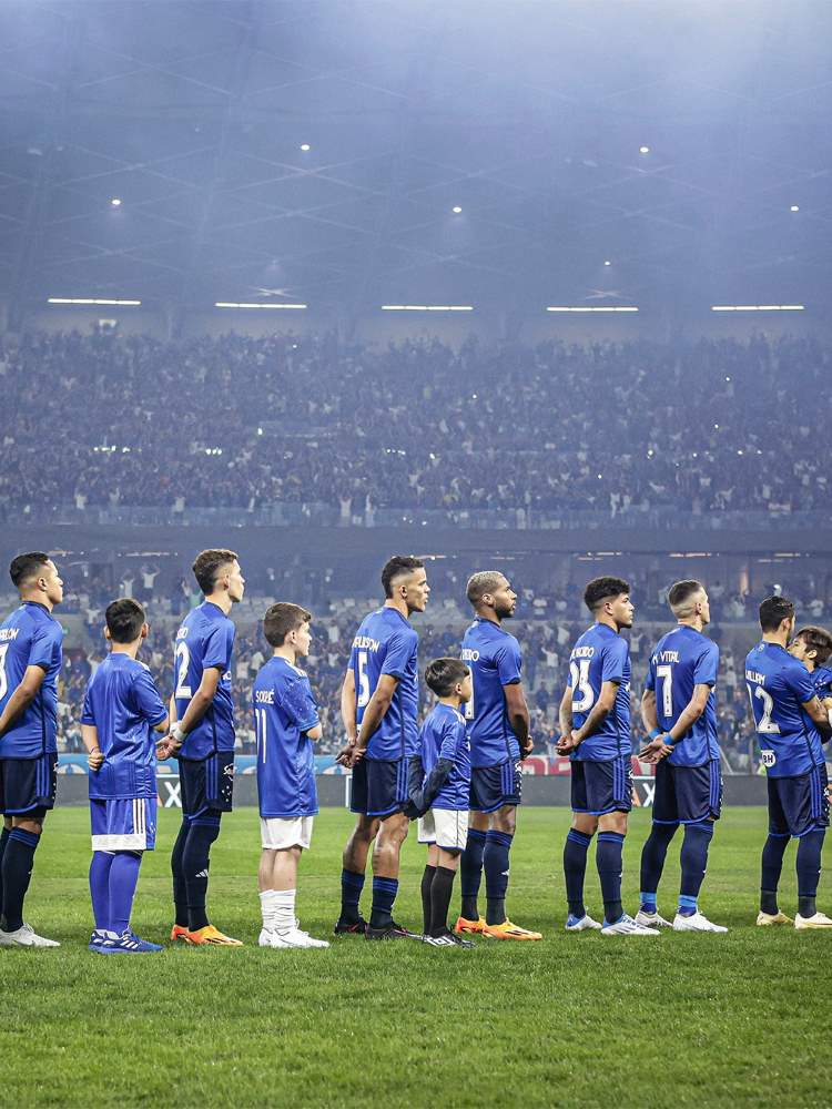 Elenco do Cruzeiro usando primeiro uniforme e cantando o hino nacional antes do jogo. 