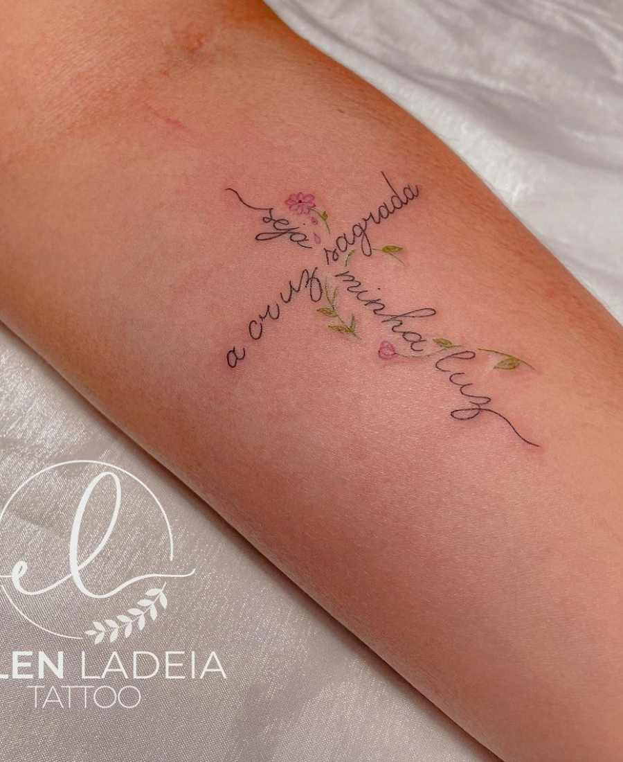 Frase de tatuagem de frase em formato de cruz.