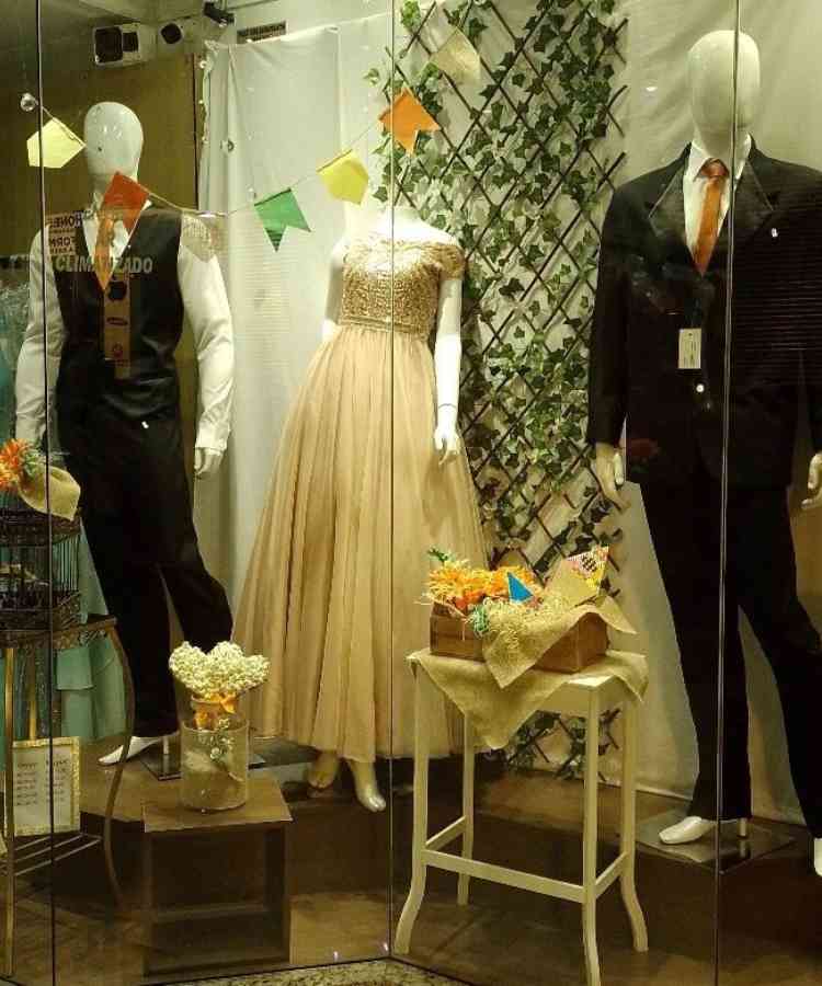 Vitrine com caixote na temática festa são joão