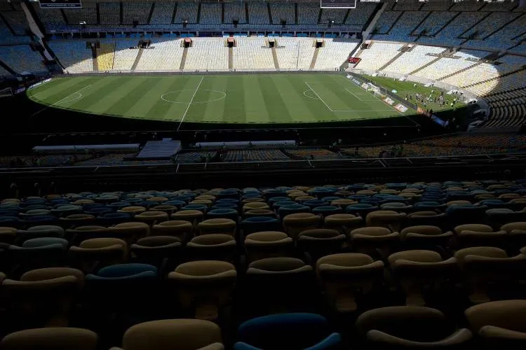 Foto do Maracanã tirada em uma arquibancada do estádio.