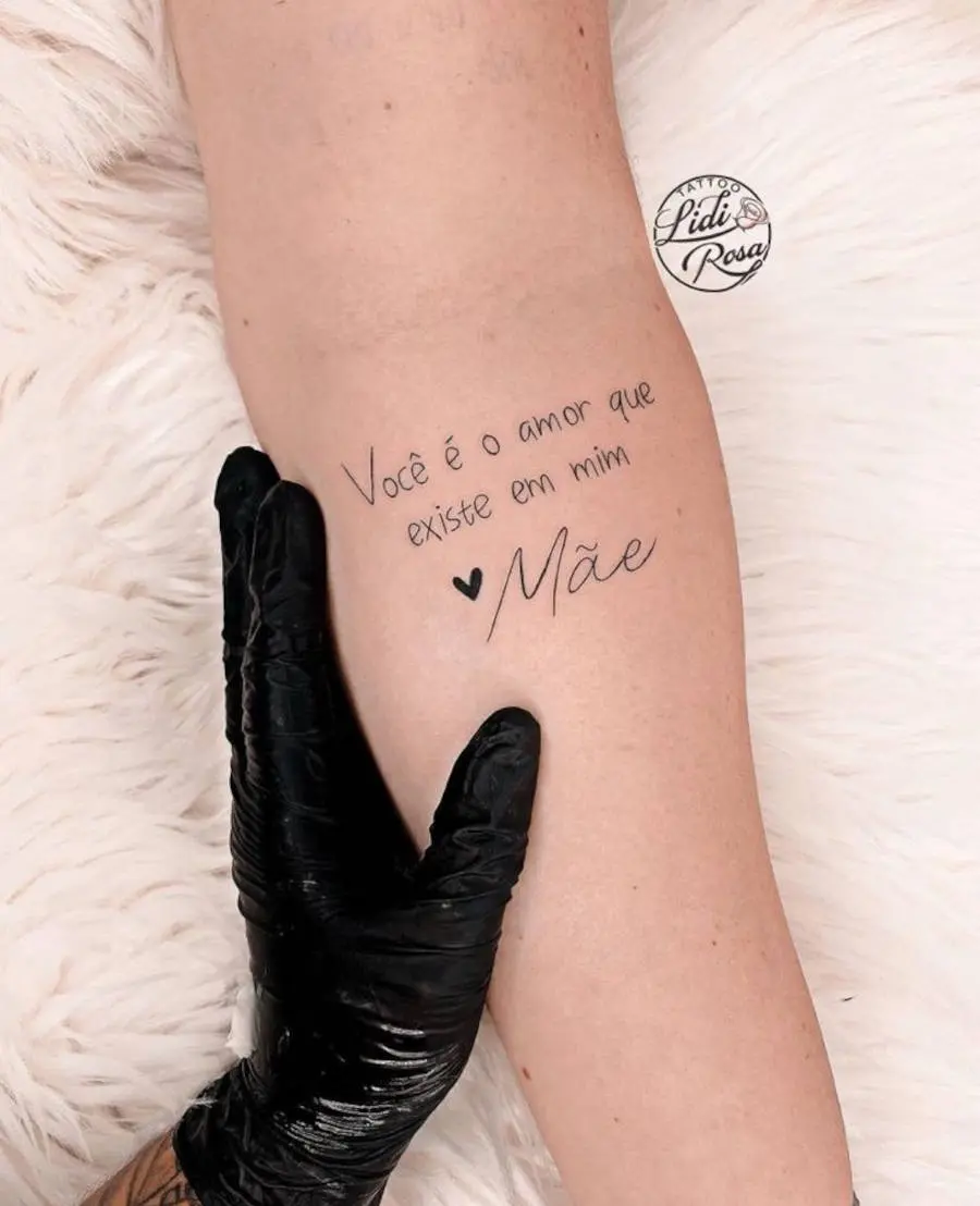 Frase para tatuagem em homenagem a mae: "Você é o amor que existe em mim, mãe""