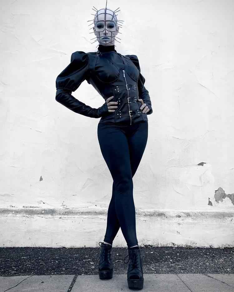 mulher com fantasia de halloween preta