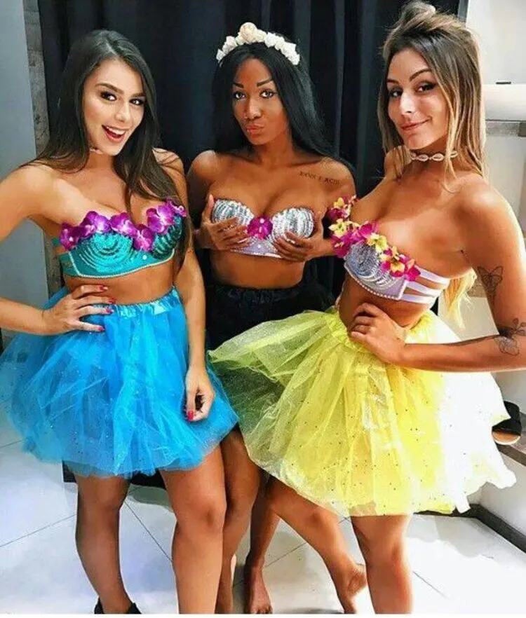 três amigas com fantasias para o Carnaval de 2024