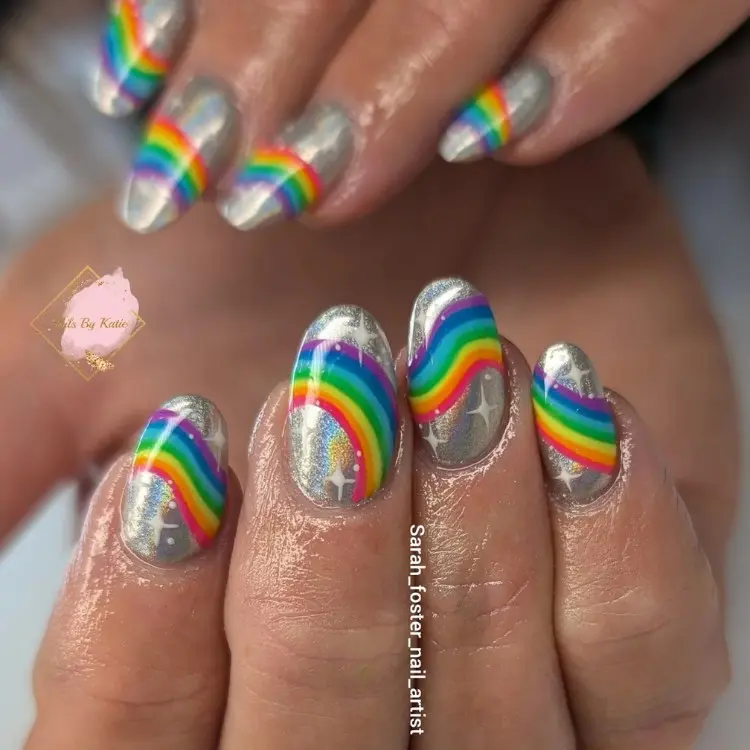 Unhas arredondadas cromadas prata com nail art de arco-íris 