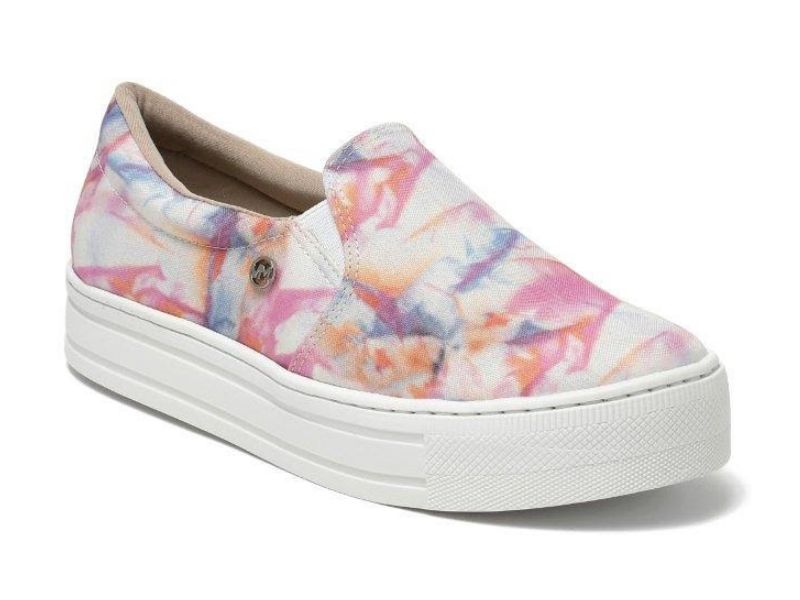 tênis com estampa tie dye