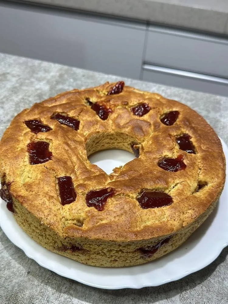 Bolo redondo com furo de fubá com goibada em cubos 