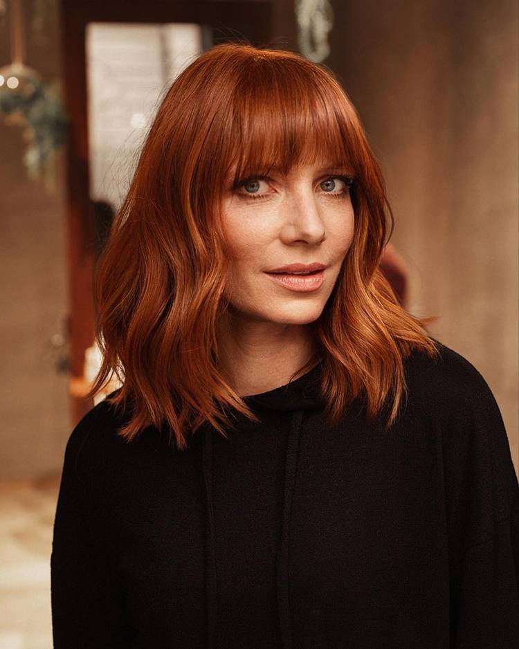Mulher ruiva com corte long bob