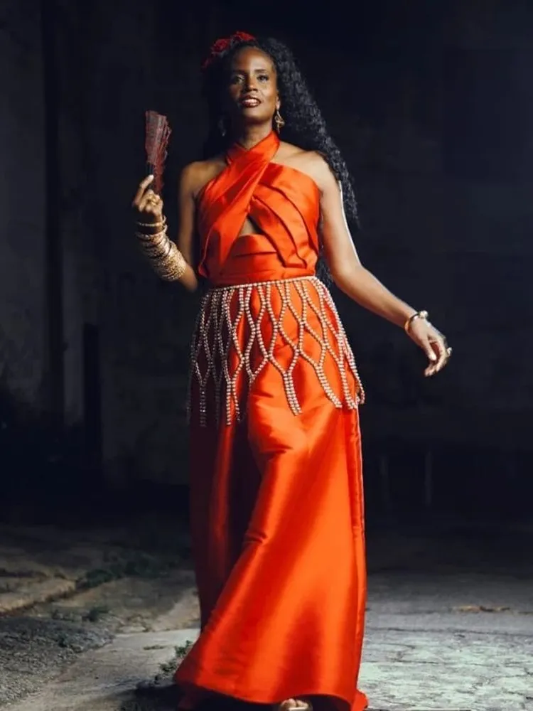  jornalista Djamila Ribeiro fantasiada como cigana no Halloween