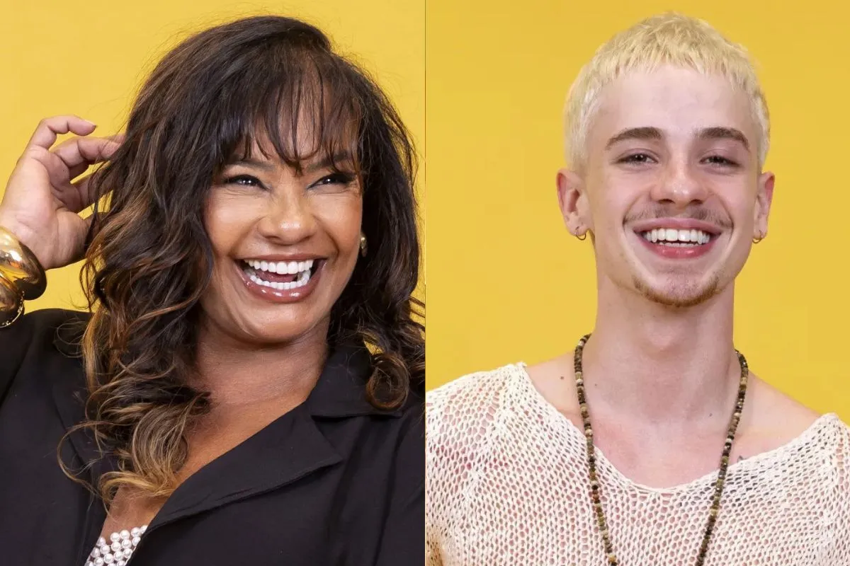 Solange Couto e Juliano Floss posam para foto oficial do BBB 26, integrantes do grupo Camarote, em fundo amarelo, sorrindo para a câmera.