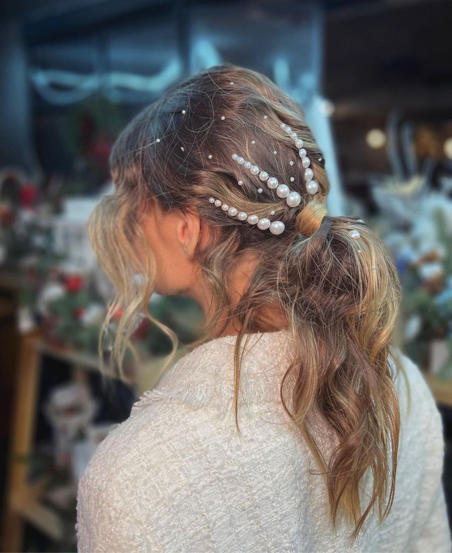 Penteado de natal com cabelo semi-preso e pérolas para enfeitar