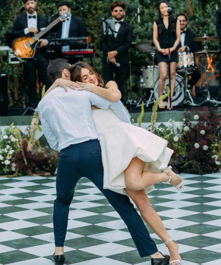 Dança dos noivos em casamento pequeno